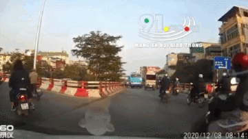 Bất ngờ tạt đầu ô tô, người phụ nữ đi xe máy bị ngã đau giữa trời lạnh