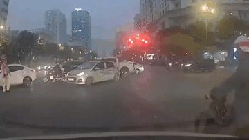 Thấy CSGT tuýt còi, xe taxi quay 180 độ bỏ chạy giữa giờ cao điểm