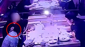 Cô gái giật tóc bạn thả vào nồi lẩu vì muốn được ăn miễn phí
