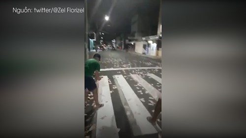 Cướp tung tiền ra đường cản cảnh sát