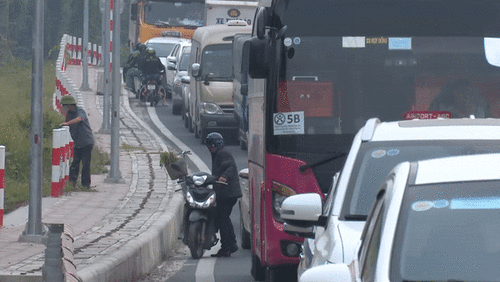 Liều mạng đi vào vành đai 3, xe máy quay đầu bỏ chạy khi bị CA xử lý