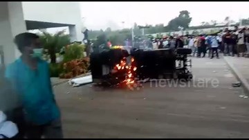 Hình ảnh 'nóng' công nhân đập phá nhà máy sản xuất iPhone ở Ấn Độ