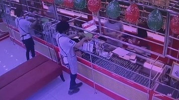 Tên cướp táo tợn nổ súng uy hiếp nhân viên tiệm vàng