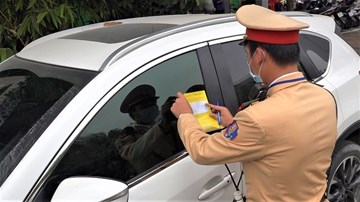 CSGT dán thông báo phạt nguội trên kính xe vi phạm như thế nào?