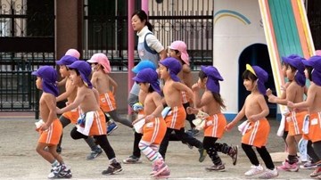 Người Nhật huấn luyện trẻ chịu lạnh như thế nào?