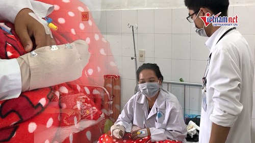Một phụ nữ nhập viện mang theo máy xay cá cuốn chặt bàn tay