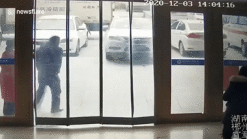 Đạp nhầm chân ga, ôtô tông thẳng vào sảnh bệnh viện