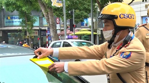Trong 1 ngày, HN phạt 236 vụ dừng đỗ sai qui định, dán 'note vàng' 11 xe