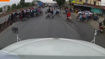 Hành động đẹp của tài xế container khiến nhiều người ngợi khen