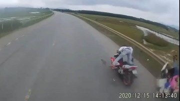 Chạy xe tốc độ “bàn thờ”, nam thanh niên tông văng 2 người vào dải taluy