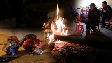 Đêm Hà Nội lạnh tê tái, người dân đắp bìa các tông, đốt lửa chống rét