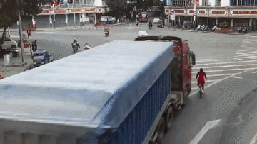 Bị xe đầu kéo cuốn vào gầm, người phụ nữ đi xe đạp thoát chết thần kỳ