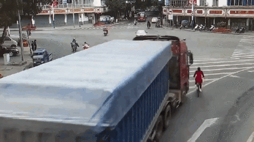 Bị xe đầu kéo cuốn vào gầm, người phụ nữ đi xe đạp thoát chết thần kỳ