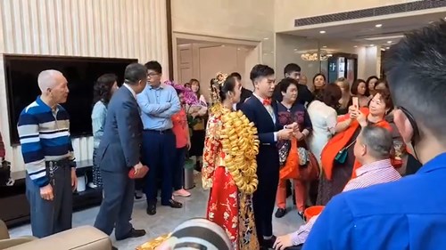 Cô dâu gây sốt khi được người thân đeo vàng trĩu cổ trong ngày cưới