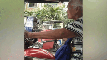 Cụ bà 88 tuổi vẫn chạy xe ôm 13 tiếng mỗi ngày kiếm tiền mua đồ ăn cho cháu