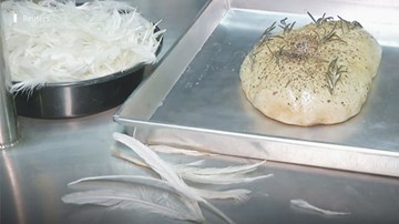 Xem chế biến lông gà thành món ngon, thay đổi tương lai ẩm thực thế giới
