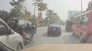 Nữ 'ninja' dừng xe giữa đường nghe điện thoại khiến giao thông ùn tắc