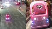 Nữ nhân viên ‘thản nhiên’ lái xe ô tô đồ chơi giữa đường phố đông đúc