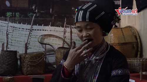 Độc đáo tục nhuộm răng đen của phụ nữ dân tộc Lự ở Lai Châu