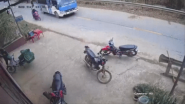 Ô tô khách đâm trực diện xe máy, tình huống khiến dân mạng tranh cãi