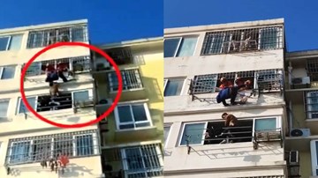 Người hàng xóm dũng cảm đỡ cậu bé bị treo trên giàn phơi đồ ngoài ban công