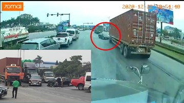 Tai nạn khó hiểu: Xe con lao sang làn ngược chiều tông trực diện container