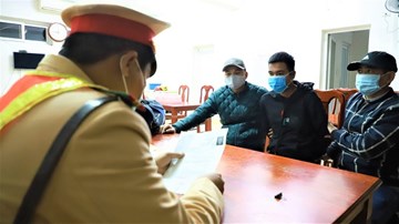 Bắt giữ đối tượng trốn truy nã trên xe tải