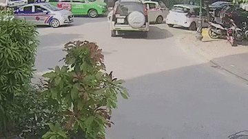 Ôtô 7 chỗ húc 'dằn mặt' xe con sau va chạm và hành động bất ngờ sau đó