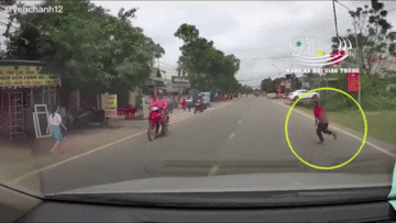 Bất ngờ lao sang đường, bé trai bị ô tô đâm văng xa