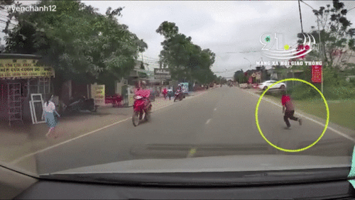 Bất ngờ lao sang đường, bé trai bị ô tô đâm văng xa