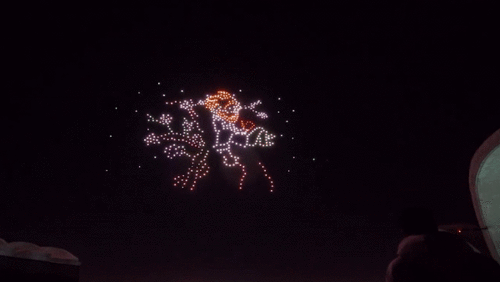 Mãn nhãn với màn đồng diễn lâu nhất thế giới của 600 chiếc drone