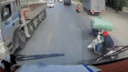 Bị xe chở hàng cồng kềnh va quệt, người phụ nữ suýt chui vào gầm ô tô tải