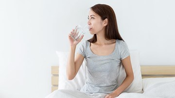 Cân đo lợi hại của việc uống nước trước khi đi ngủ