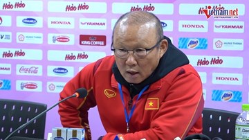 HLV Park Hang-seo: 'Tôi hỏi ý kiến Văn Quyết trước khi xếp đội hình'