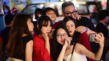 TP.HCM: Đổ xô chụp hình với người tuyết, xe tuần lộc, phố Bùi Viện đìu hiu