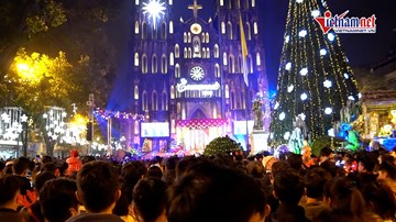 Hà Nội rộn ràng đón Giáng sinh, nghìn người chen chân xuống phố