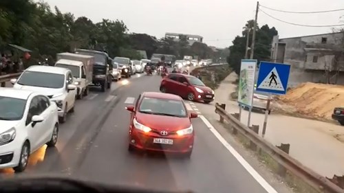 Len lỏi đi ngược chiều, xe 4 chỗ bị ép lùi hàng trăm mét