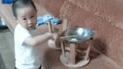 Bé 3 tuổi thể hiện tài nấu ăn điêu luyện gây sốt mạng xã hội