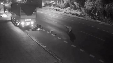 Vượt ẩu, xe tải tông người, cố tình cán nát xe máy rồi bỏ chạy