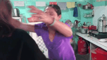 Khoảnh khắc xúc động: Bố, mẹ vỡ òa ôm con gái đi du học Nhật về nhà ăn tết