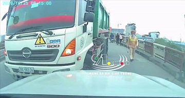 Vượt ẩu trên cầu vượt, xe chở rác phải về đúng làn khi gặp CSGT