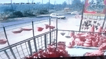 Vượt ẩu, ô tô lộn nhiều vòng, tài xế thoát chết nhờ thắt dây an toàn