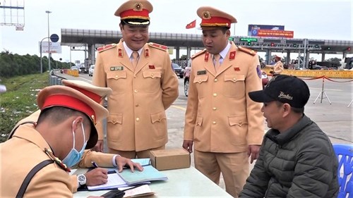 CSGT khi dừng xe xử lý vi phạm phải nở một nụ cười với người dân