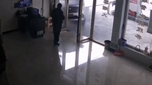 Tài xế đạp nhầm chân ga, xe tải lao thẳng vào trạm xăng