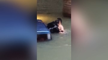 Người hùng quá nhanh giải cứu tài xế kẹt trong ô tô đang chìm