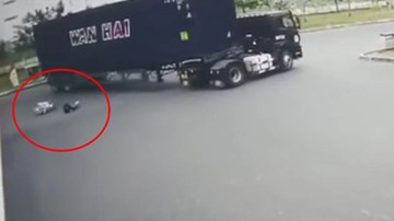 Chui lọt gầm xe container vào cua ẩu, người phụ nữ may mắn thoát chết