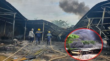 Xưởng gỗ hàng trăm mét vuông ở quận 9 bị lửa thiêu rụi