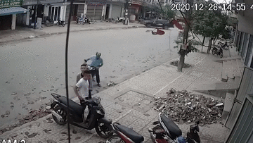 Xe tải chở gas đâm vào xe bán tải, người dân hốt hoảng bỏ chạy
