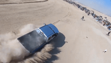 Khoảnh khắc xe đua lộn nhiều vòng suýt đè trúng nhiếp ảnh gia