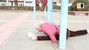 Cụ bà 82 tuổi gây sốt giới trẻ nhờ biệt tài uốn dẻo, kéo giãn cơ